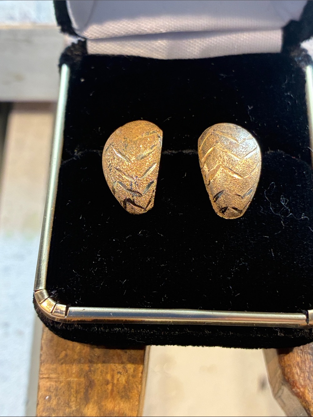 14K Gold Textured Earrings. 1.10 Grams.